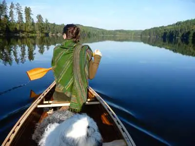 Kanutour mit Hund in Schweden